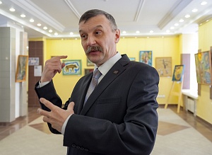 В УГТУ проходит выставка работ художника Александра Тимушева